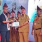 Kadisdukcapil Tanggamus, Maradona saat menerima penyerahan Tanggamus Award 2026 dalam Musrenbang di GOR Kota Agung, Selasa 31 Maret 2026 |