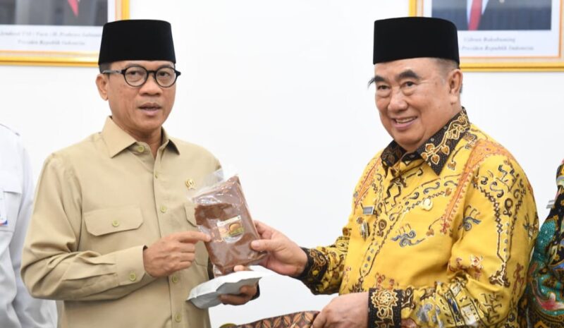 Mendes PDT Yandri Susanto saat menerima audiensi dari Bupati Tanggamus, Lampung Moh. Saleh Asnawi di kediamannya pada Rabu (1/4/2026) (Foto: Humas Kemendes PDT)