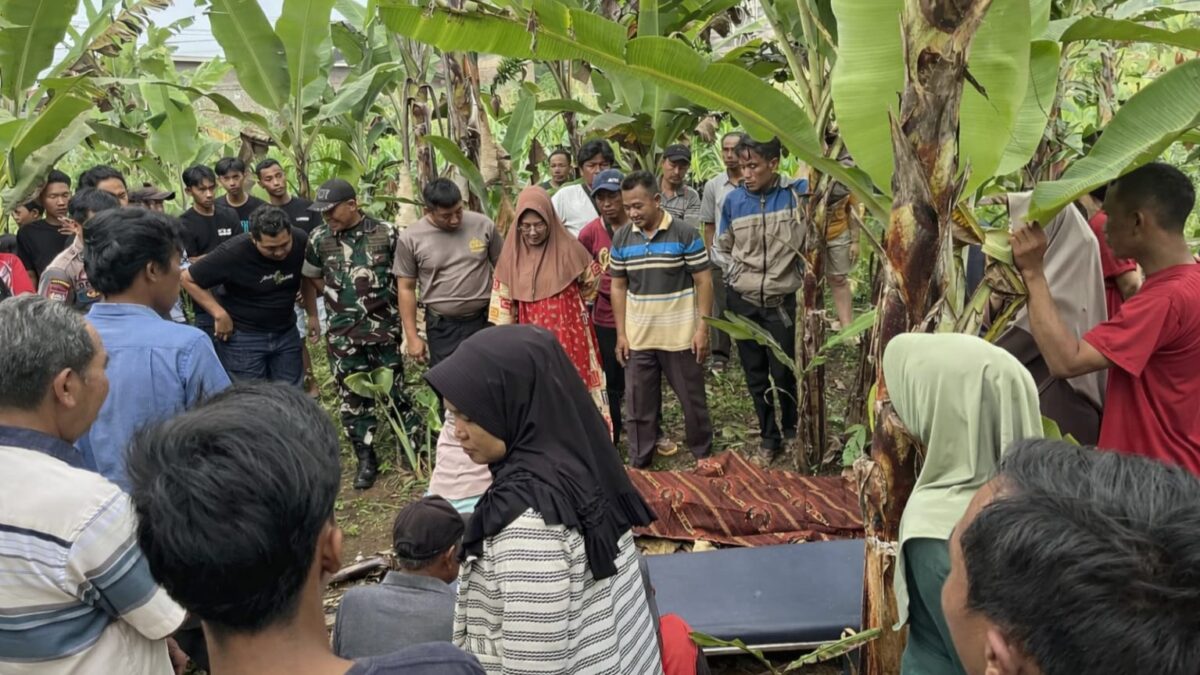 Polisi saat melakukan pemeriksaan TKP temuan mayat Lansia di Pekon Tekad, Pulau Panggung, Tanggamus, Selasa 31 Maret 2026 | Dok. Humas Polres Tanggamus.