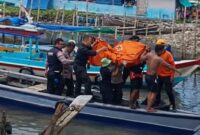 Tim gabungan saat melakukan evakuasi salah satu jenazah menuju daratan di wilayah Kota Karang, Teluk Betung Barat, Bandar Lampung, Kamis 2 April 2026 | ist/Media Prioritastv.com.