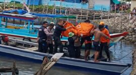 Tim gabungan saat melakukan evakuasi salah satu jenazah menuju daratan di wilayah Kota Karang, Teluk Betung Barat, Bandar Lampung, Kamis 2 April 2026 | ist/Media Prioritastv.com.