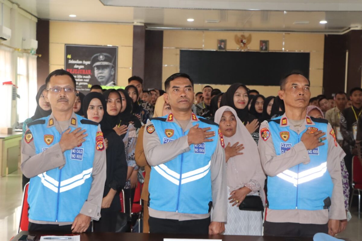 Kapolres Tanggamus AKBP Rahmad Sujatmiko saat memimpin pakta integritas penerimaan Polri Tahun 2026 di Aula Paramasatwika, Selasa 31 Maret 2026 | Dok. Humas Polres Tanggamus.