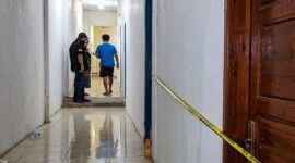 Polisi saat melakukan identifikasi di hotel melati kawasan Desa Rajabasa Lama (Tridatu), Labuhan Ratu, Lampung Timur, Jumat 3 April 2026 |