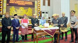 Ketua DPRD Pringsewu Suherman saat memotong tumpeng dalam rangkaian Paripurna HUT ke 17 kabupaten setempat,  Kamis 2 April 2026 | Samuel/Media Prioritastv.com.