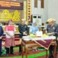 Ketua DPRD Pringsewu Suherman saat memotong tumpeng dalam rangkaian Paripurna HUT ke 17 kabupaten setempat,  Kamis 2 April 2026 | Samuel/Media Prioritastv.com.