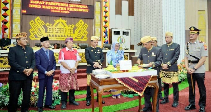 Ketua DPRD Pringsewu Suherman saat memotong tumpeng dalam rangkaian Paripurna HUT ke 17 kabupaten setempat,  Kamis 2 April 2026 | Samuel/Media Prioritastv.com.