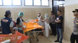 Jenazah Rusmiati saat dilakukan identifikasi di RSUD Pringsewu, Jumat 3 April 2026 | Dok. Humas Polres Pringsewu.