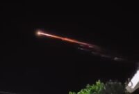 Benda mirip rudal yang beredar di media sosial melintasi langit Lampung, Sabtu 4 April 2026, malam | Dok. Tangkapan Layar Video.