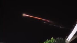 Benda mirip rudal yang beredar di media sosial melintasi langit Lampung, Sabtu 4 April 2026, malam | Dok. Tangkapan Layar Video.