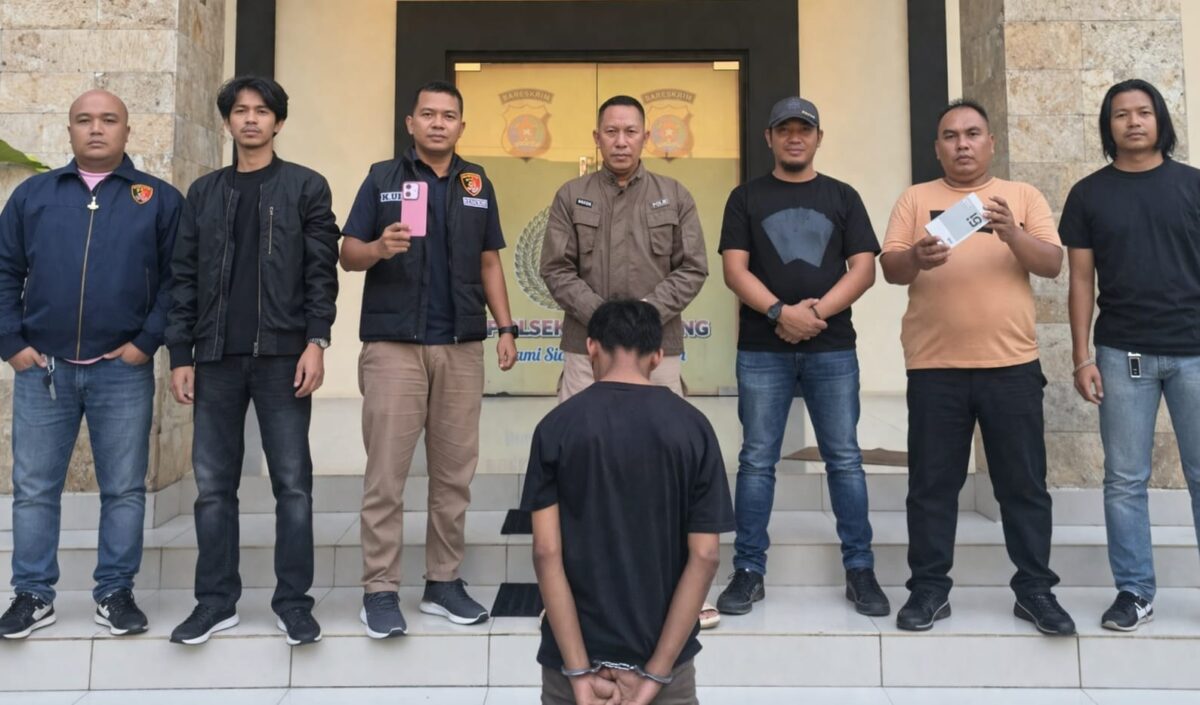 Tersangka AA alias Dewa yang berhasil ditangkap Polsek Kota Agung sebelum dijebloskan ke sel tahanan, Sabtu 4 April 2026 | Dok. Humas Polres Tanggamus.