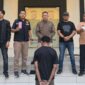 Tersangka AA alias Dewa yang berhasil ditangkap Polsek Kota Agung sebelum dijebloskan ke sel tahanan, Sabtu 4 April 2026 | Dok. Humas Polres Tanggamus.