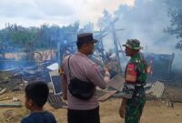 Polisi saat melakukan pemeriksaan TKP kebakaran rumah di Kampung Tri Tunggal Jaya, Banjar Agung, Tulang Bawang, Sabtu 4 April 2026 | Dok. Humas Polda Lampung.
