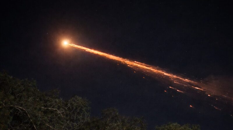 Objek bercahaya di langit Lampung yang melintas disebut-sebut mirip meteor bahkan diduga rudal, Sabtu 4 April 2026, malam | ist/Media Prioritastv.com.