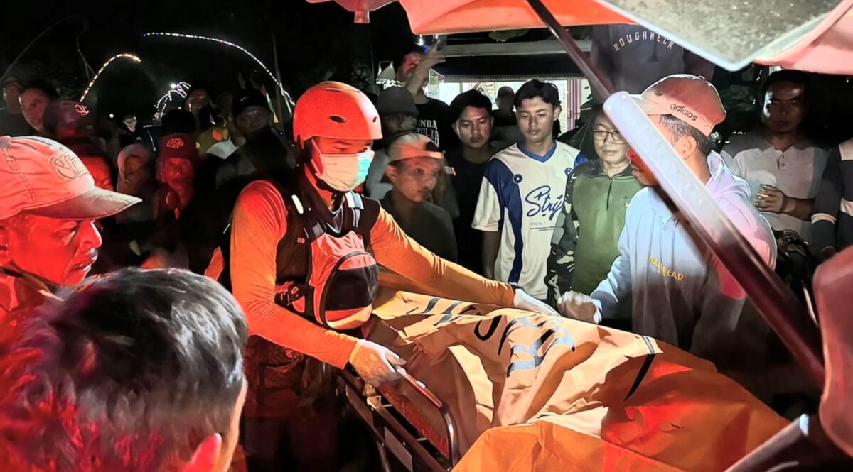 Jenazah korban saat hendak diserahkan kepada pihak keluarga usai ditemukan warga bersama tim gabungan tadi malam, Sabtu 4 April 2026 | Dok : Basarnas Lampung.