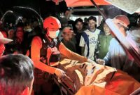 Jenazah korban saat hendak diserahkan kepada pihak keluarga usai ditemukan warga bersama tim gabungan tadi malam, Sabtu 4 April 2026 | Dok : Basarnas Lampung.