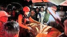Jenazah korban saat hendak diserahkan kepada pihak keluarga usai ditemukan warga bersama tim gabungan tadi malam, Sabtu 4 April 2026 | Dok : Basarnas Lampung.