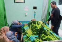 Polisi saat melakukan pemeriksaan korban di rumah sakit sebelum dinyatakan meninggal dunia, Sabtu 4 April 2026 | ist/Media Prioritastv.com.