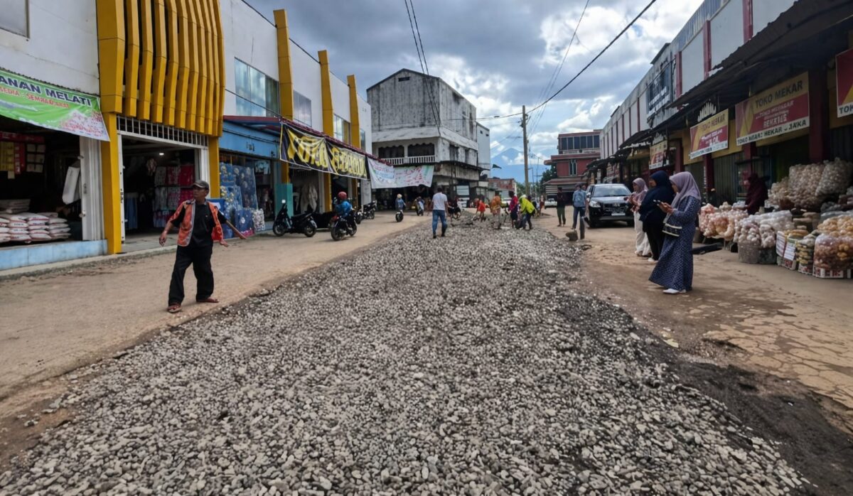 Kondisi jalan di Pasar Talang Padang yang telah ditimbun sabes oleh Pemkab Tanggamus, Minggu 5 April 2026 | ist/Media Prioritastv.com.