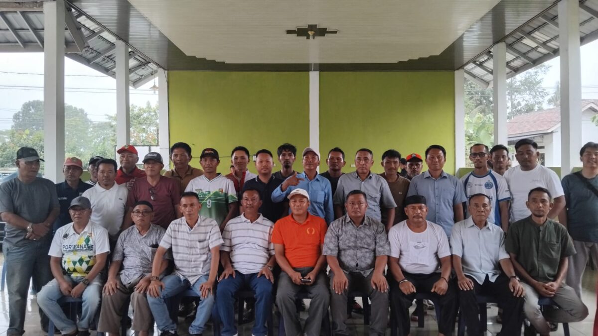 Foto bersama para penggiat sepak bola usai Hala Bihalal di Balai Pekon Tekad, Pulau Pangung, Tanggamus, Minggu 5 April 2026 | Herdi/Media Prioritastv.com.