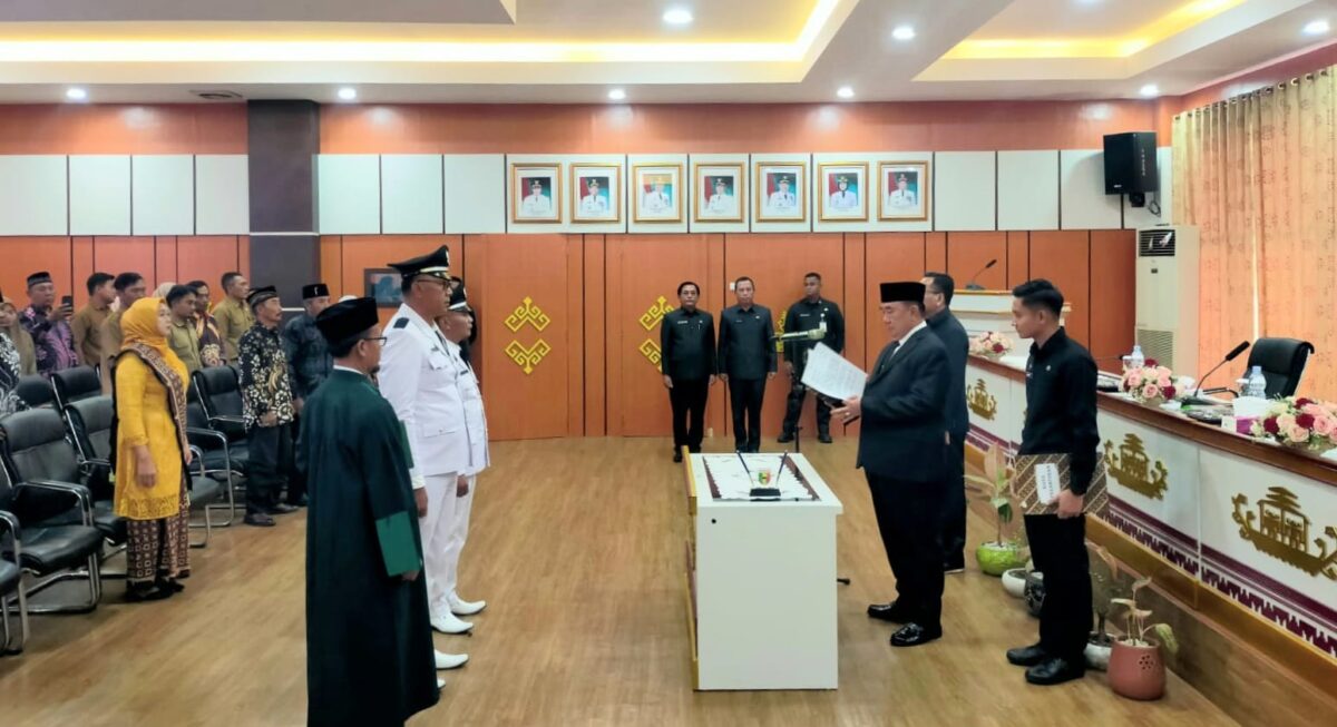 Bupati Tanggamus H. Moh. Saleh Asnawi saat melantik Sukadi sebagai Kakon Dadi Mulyo Wonosobo dan Harwin Sofyan, sebagai Pj Kepala Pekon Way Liwok resmi dilantik di Rupatama Sekretariat Daerah Kabupaten Tanggamus, Senin 6 April 2026 | Herdi/Media Prioritastv.com.