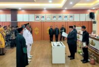 Bupati Tanggamus H. Moh. Saleh Asnawi saat melantik Sukadi sebagai Kakon Dadi Mulyo Wonosobo dan Harwin Sofyan, sebagai Pj Kepala Pekon Way Liwok resmi dilantik di Rupatama Sekretariat Daerah Kabupaten Tanggamus, Senin 6 April 2026 | Herdi/Media Prioritastv.com.