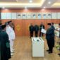 Bupati Tanggamus H. Moh. Saleh Asnawi saat melantik Sukadi sebagai Kakon Dadi Mulyo Wonosobo dan Harwin Sofyan, sebagai Pj Kepala Pekon Way Liwok resmi dilantik di Rupatama Sekretariat Daerah Kabupaten Tanggamus, Senin 6 April 2026 | Herdi/Media Prioritastv.com.