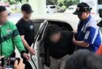 Pelaku Yogi Iskandar saat digelandang Polisi usai ditangkap di Jalan Sagalaherang, Kampung Sagalaherang Kaler, Kecamatan Sagalaherang, Kabupaten Subang, Jawa Barat, Senin 6 April 2026 | Achmad Junaidi/Media Prioritastv.com.