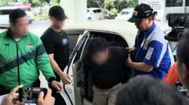 Pelaku Yogi Iskandar saat digelandang Polisi usai ditangkap di Jalan Sagalaherang, Kampung Sagalaherang Kaler, Kecamatan Sagalaherang, Kabupaten Subang, Jawa Barat, Senin 6 April 2026 | Achmad Junaidi/Media Prioritastv.com.