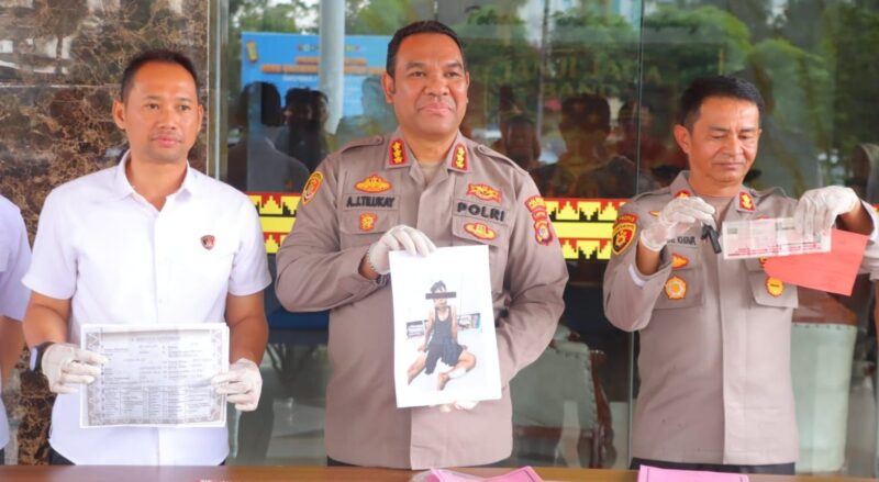 Kapolresta Bandar Lampung, Kombes Alfret saat menunjukan foto tersangka Curanmor yang sebelumnya ditangkap massa, Senin 6 April 2026.