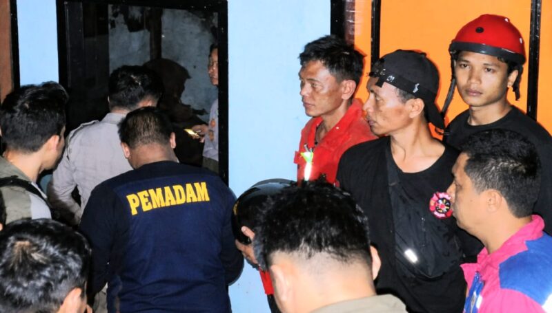 Tim gabungan saat melakukan evakuasi jenazah WNA dalam peristiwa kebakaran di Pekon Kampung Jawa, Kecamatan Pesisir Selatan, Pesisir Barat, Lampung, Senin 6 April 2026 |