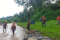Tim SAR Gabungan saat menyusuri sungai Rantau Tijang, Pardasuka, Tanggamus, Senin 6 April 2026 | Dok. Kantor Pos SAR  Tanggamus.