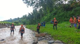 Tim SAR Gabungan saat menyusuri sungai Rantau Tijang, Pardasuka, Tanggamus, Senin 6 April 2026 | Dok. Kantor Pos SAR  Tanggamus.
