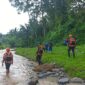 Tim SAR Gabungan saat menyusuri sungai Rantau Tijang, Pardasuka, Tanggamus, Senin 6 April 2026 | Dok. Kantor Pos SAR  Tanggamus.