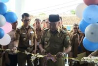 Bupati Tanggamus H. Moh. Saleh Asnawi saat memotong pita tanda peresmian sejumlah fasilitas di RSUD Batin Mangunang, Selasa 7 April 2026 | Herdi/Media Prioritastv.com.