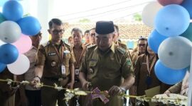 Bupati Tanggamus H. Moh. Saleh Asnawi saat memotong pita tanda peresmian sejumlah fasilitas di RSUD Batin Mangunang, Selasa 7 April 2026 | Herdi/Media Prioritastv.com.