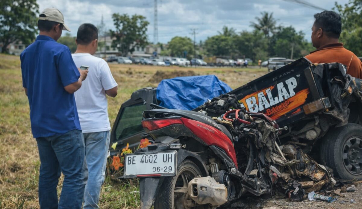 Kondisi motor korban dalam kondisi ringsek bagian depan usai tabrakan dengan Pickup L300 berstiker Bawang Balap di Jalan Krandegan, Gading Rejo, Pringsewu, Selasa 7 April 2026 | ist/Media Prioritastv.com.