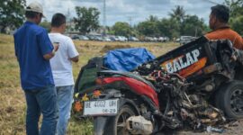 Kondisi motor korban dalam kondisi ringsek bagian depan usai tabrakan dengan Pickup L300 berstiker Bawang Balap di Jalan Krandegan, Gading Rejo, Pringsewu, Selasa 7 April 2026 | ist/Media Prioritastv.com.