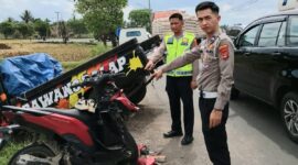 Polisi saat melakukan identifikasi sebelum evakuasi kendaraan yang terlibat di Jalan Raya Krandegan, Gading Rejo, Pringsewu, Selasa 7 April 2026 | Dok. Humas Polres Pringsewu.