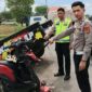 Polisi saat melakukan identifikasi sebelum evakuasi kendaraan yang terlibat di Jalan Raya Krandegan, Gading Rejo, Pringsewu, Selasa 7 April 2026 | Dok. Humas Polres Pringsewu.