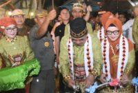 Bupati Tanggamus H. Moh. Saleh Asnawi saat memotong pita tanda dibukanya Tanggamus Expo 2026 di Lapangan Tangsi Talang Padang, Senin 6 April 2026 | Herdi/Media Prioritastv.com.