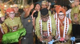 Bupati Tanggamus H. Moh. Saleh Asnawi saat memotong pita tanda dibukanya Tanggamus Expo 2026 di Lapangan Tangsi Talang Padang, Senin 6 April 2026 | Herdi/Media Prioritastv.com.