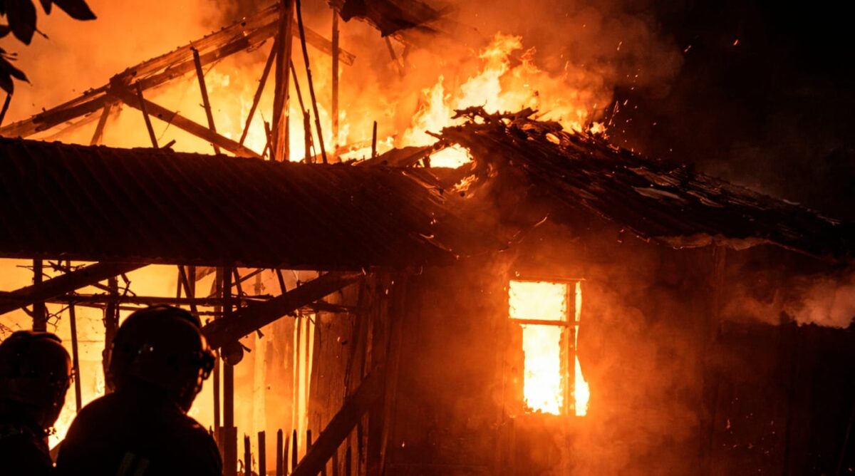 Kondisi amukan api saat melalap bangunan rumah di Pekon Sinar Semendo, Talang Padang, Tanggamus, Jumat 10 April 2026, pagi | ist/Media Prioritastv.com.