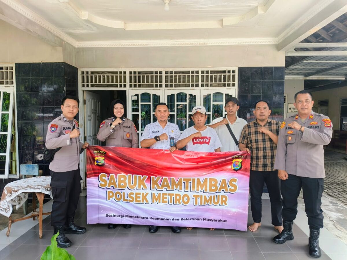 Kapolsek Metro Timur, Iptu R. Sumantri, bersama jajarannya dalam kegiatan Sabuk Kamtibmas di kediaman Ketua RW 04 Kelurahan Yosorejo, Jumat (10/4/2026) | ist/Media Prioritastv.com.