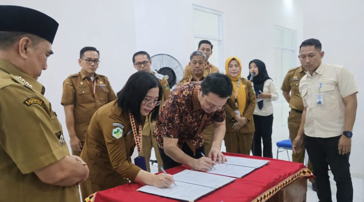 Penandatangan PKS pengadaan unit alat cuci darah, Direktur RSUD Batin Mangunang, dr. Theresia Hutabarat dan PT Internusa, Selasa 7 April 2026 | Herdi/Media Prioritastv.com.