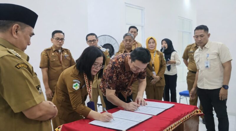 Penandatangan PKS pengadaan unit alat cuci darah, Direktur RSUD Batin Mangunang, dr. Theresia Hutabarat dan PT Internusa, Selasa 7 April 2026 | Herdi/Media Prioritastv.com.