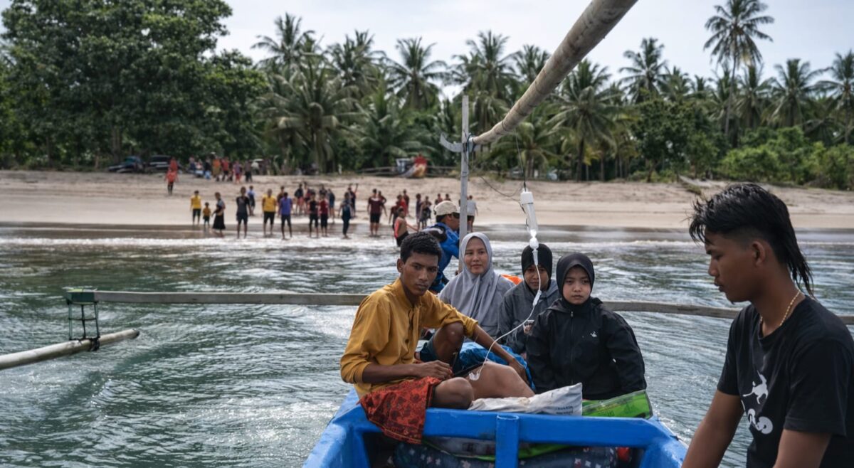 Dua perawat Puskesmas Martanda, Pematang Sawa, Tanggamus saat mendampingi pasien yang akan melahirkan mengarungi lautan teluk semaka menuju rumah sakit, Rabu 8 April 2026 | ist/Media Prioritastv.com.