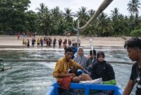 Dua perawat Puskesmas Martanda, Pematang Sawa, Tanggamus saat mendampingi pasien yang akan melahirkan mengarungi lautan teluk semaka menuju rumah sakit, Rabu 8 April 2026 | ist/Media Prioritastv.com.