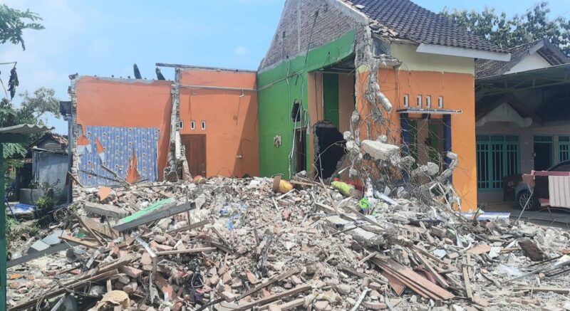 Kondisi rumah pasangan AR dan RT yang baru resmi bercerai usai dirobohkan, foto diabadikan Sabtu 11 April 2026 | Faisal/Media Prioritastv.com.