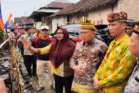Bupati Tanggamus H. Moh. Saleh Asnawi saat meninjau rumah terbakar dan mendengarkan penjelasan Kakon Sinar Semendo Talang Padang, Jumat 10 April 2026 | Herdi/Media Prioritastv.com.