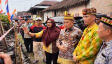 Bupati Tanggamus H. Moh. Saleh Asnawi saat meninjau rumah terbakar dan mendengarkan penjelasan Kakon Sinar Semendo Talang Padang, Jumat 10 April 2026 | Herdi/Media Prioritastv.com.